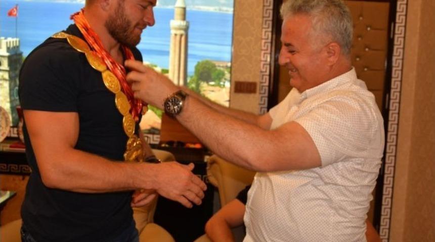 Başpehlivan Balaban&rsquo;a G&uuml;reş Ağasından Cumhuriyet Altını