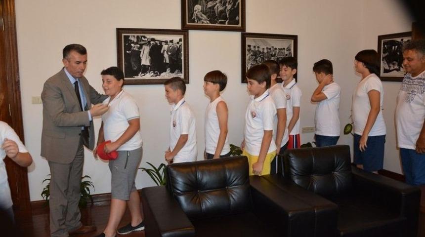 Kaymakam Sırmalı Şampiyon Efeleri Tebrik Etti