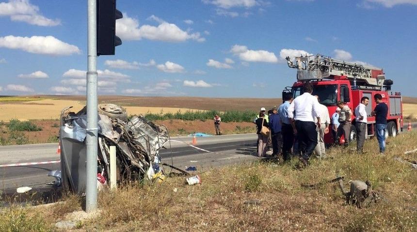 &Ccedil;orum&rsquo;da Otob&uuml;s İle Otomobil &Ccedil;arpıştı: 3 &Ouml;l&uuml;, &Ccedil;ok Sayıda Yaralı Var
