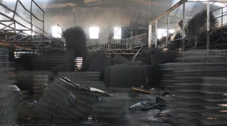 Babasının Fabrikasını Ateşe Verdiği Ileri S&uuml;r&uuml;len Gen&ccedil;, Serbest Bırakıldı