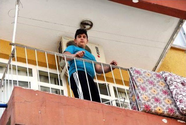 Para Vermeyen Eşini D&ouml;v&uuml;p Eve Kilitledi 1