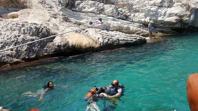 Maceracı Rus Turistleri Kayalıklarda Gören Telefona Sarılıyor 1