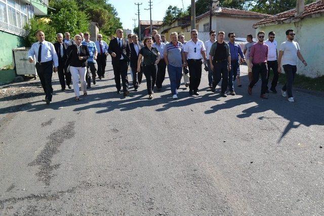 Mahalleli Halk Toplantısına Gelmeyince Kaymakam Halkın Ayağına Gitti