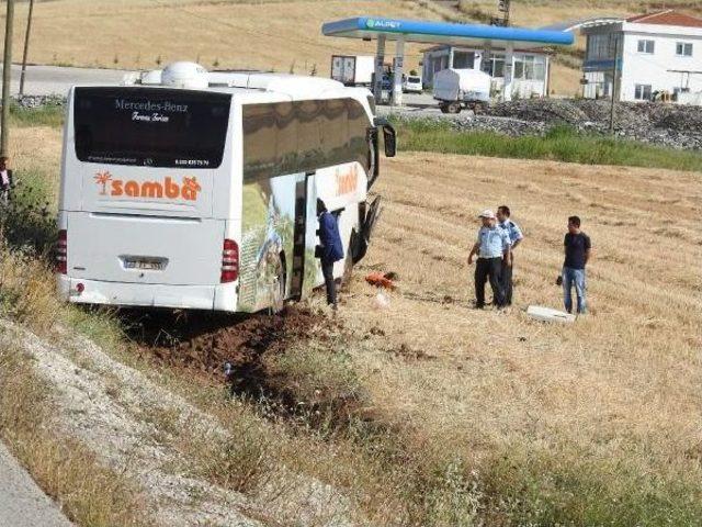 Çorum'da Tur Otobüsü Ile Otomobil Çarpıştı: 3 Ölü, 26 Yaralı