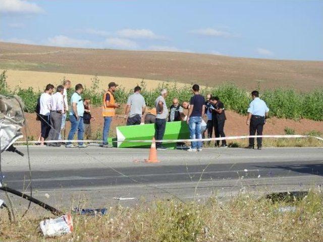 Çorum'da Tur Otobüsü Ile Otomobil Çarpıştı: 3 Ölü, 26 Yaralı