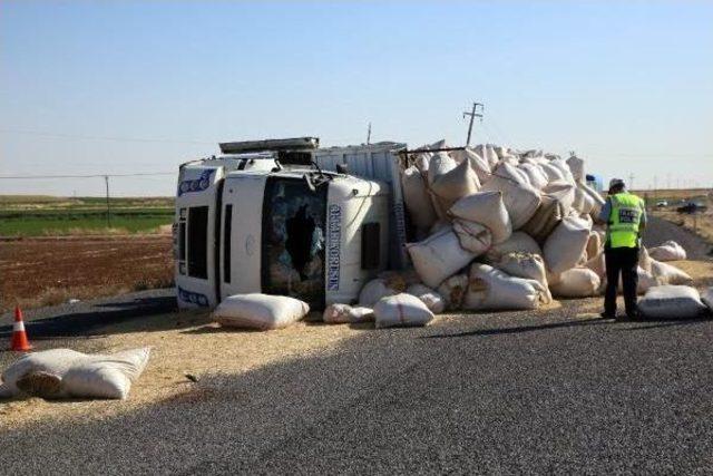 Siverek te Saman Y&uuml;kl&uuml; Kamyon Devrildi: 8 Yaralı 1