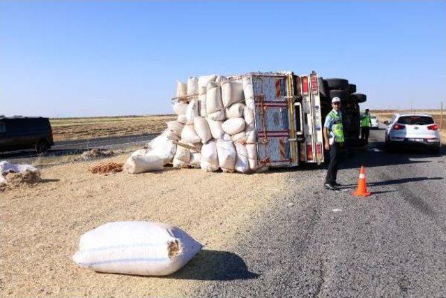 Siverek te Saman Y&uuml;kl&uuml; Kamyon Devrildi: 8 Yaralı 3