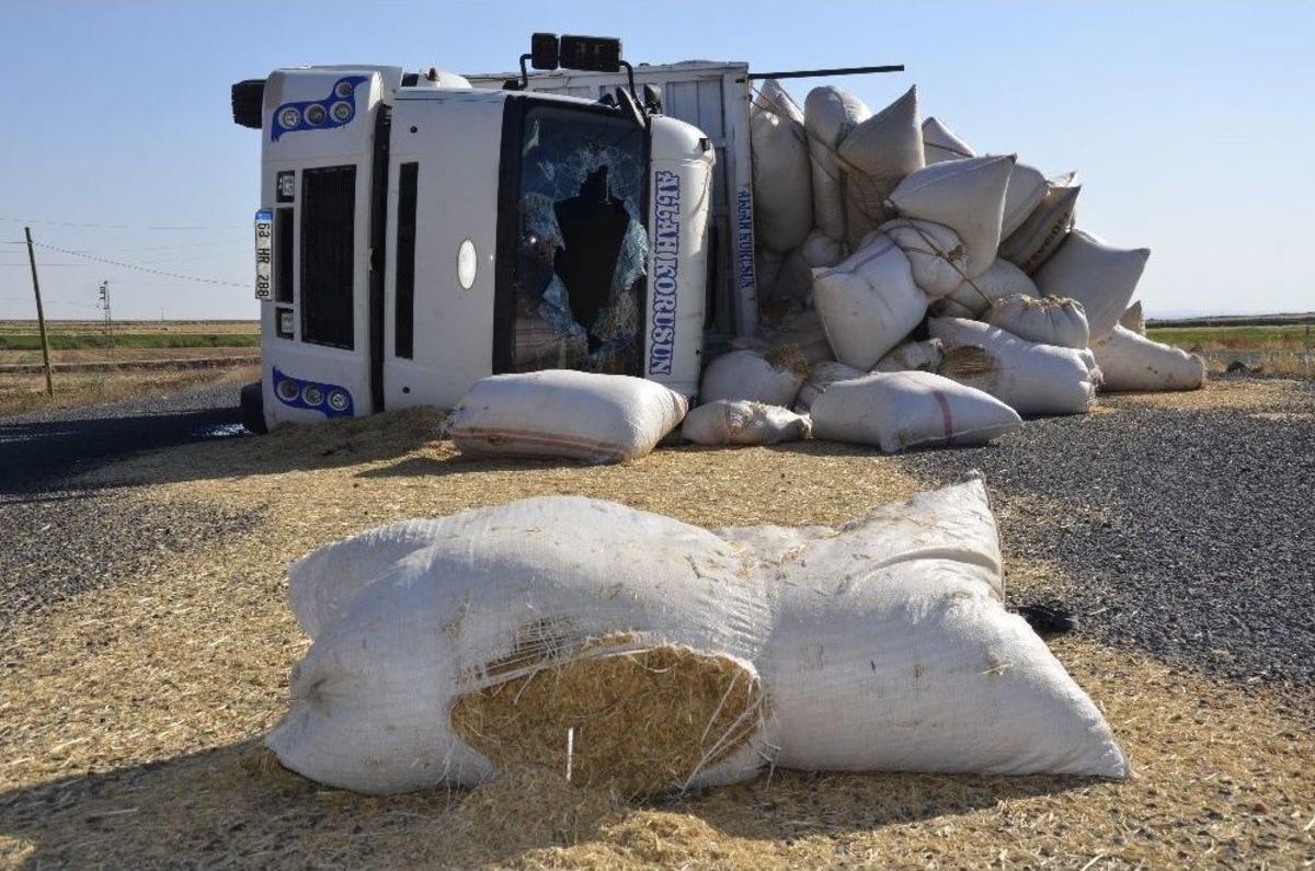 Saman Y&uuml;kl&uuml; Kamyon Devrildi: 1&rsquo;i Ağır 8 Yaralı