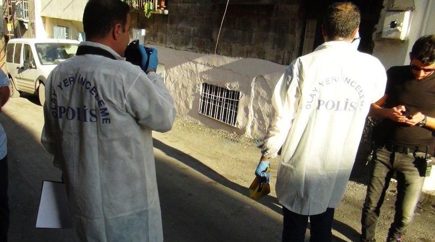 Gaziantep&rsquo;te Polisin Baskın Yaptığı Evden 2 El Bombası &Ccedil;ıktı