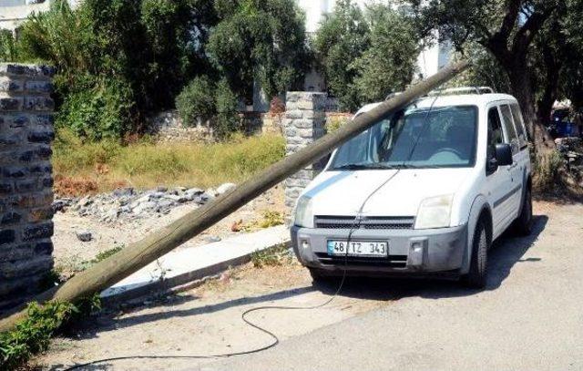 Park Halindeki Aracın Üzerine Telefon Direği Devrildi