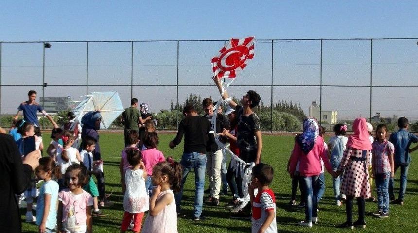 T&uuml;rk Ve Suriyeli &Ccedil;ocuklar U&ccedil;urtma Şenliğinde Eğlendi