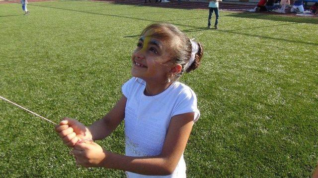 T&uuml;rk Ve Suriyeli &Ccedil;ocuklar U&ccedil;urtma Şenliğinde Eğlendi 1