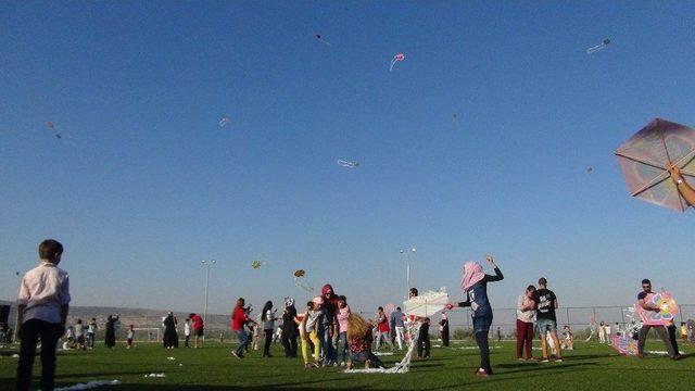 T&uuml;rk Ve Suriyeli &Ccedil;ocuklar U&ccedil;urtma Şenliğinde Eğlendi 3