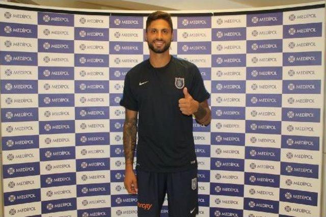 Başakşehir, Yeni Transferlerini A&ccedil;ıkladı 1