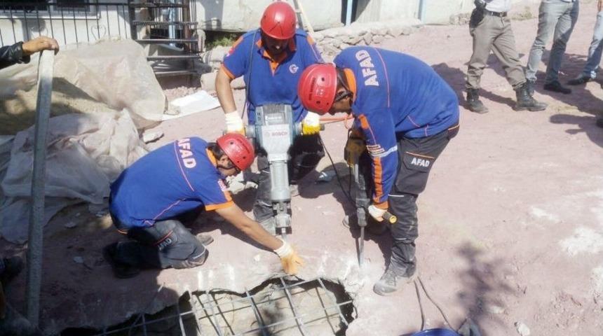 Kanalizasyona D&uuml;şen İneği Afad Ekipleri Kurtardı