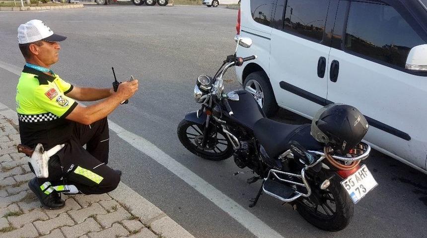 Samsun&rsquo;da Kamyonet İle Motosiklet &Ccedil;arpıştı: 2 Yaralı