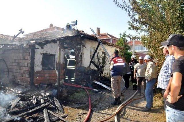 Evde Çıkan Yangını Söndürmek Isteyen Karı-Koca Yaralandı