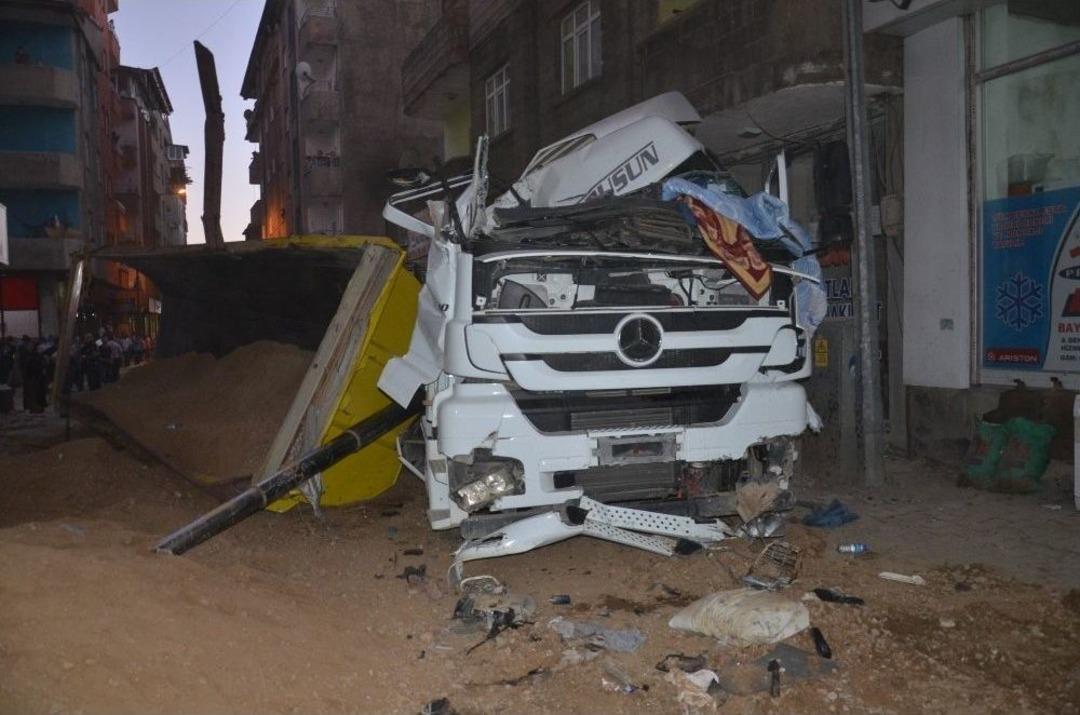 Y&uuml;ksekova&rsquo;da Kum Y&uuml;kl&uuml; Kamyon Devrildi