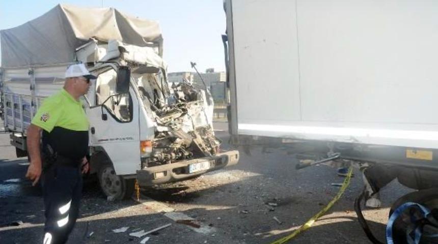 Kamyonet, Tır'a Arkadan &Ccedil;arptı: 1 &Ouml;l&uuml;