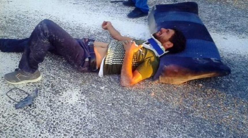 Bozova&rsquo;Da Otomobil, Trakt&ouml;re &Ccedil;arpıştı: 4 Yaralı