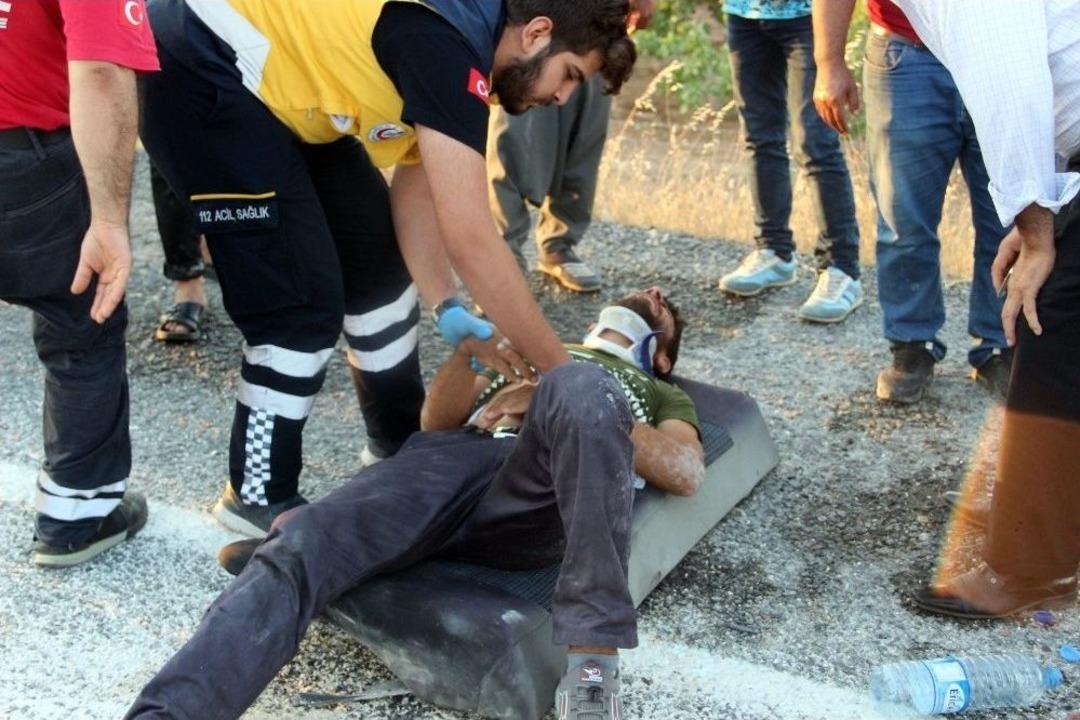 Otomobil Kum Y&uuml;kl&uuml; Trakt&ouml;re &Ccedil;arptı: 4 Yaralı