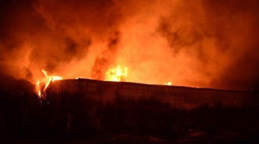 Mobilya Fabrikası Yangında K&uuml;le D&ouml;nd&uuml;