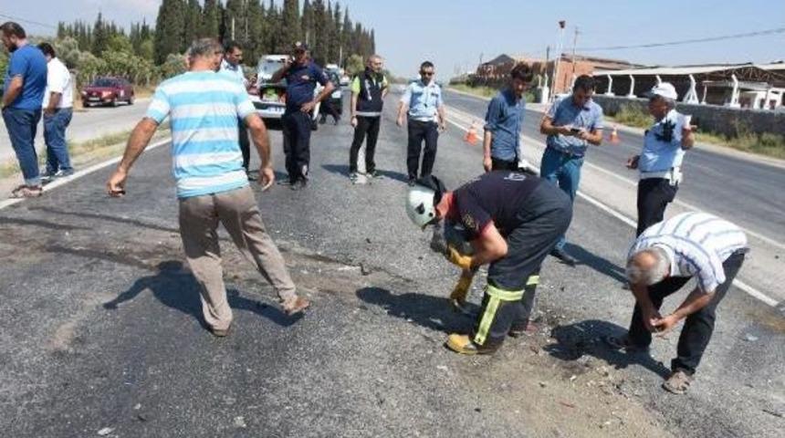 Aydın'da Otomobil Kamyona &Ccedil;arptı: 3 Yaralı