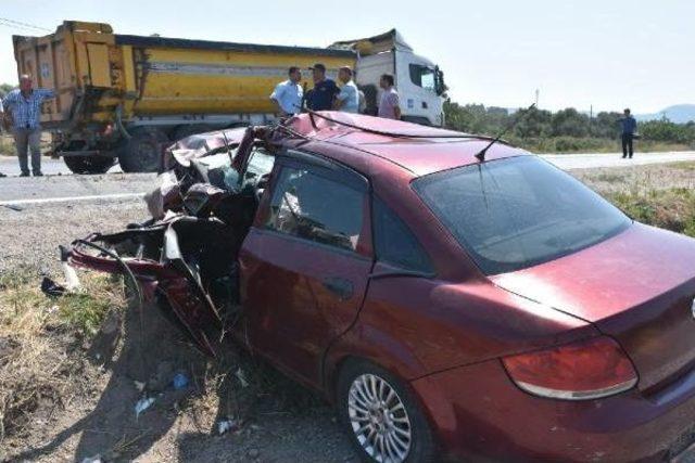 Aydın'da Otomobil Kamyona Çarptı: 3 Yaralı