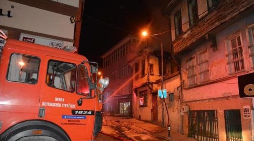 Bursa'da Metruk Binada &Ccedil;ıkan Yangın Paniğe Neden Oldu