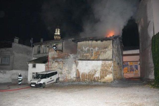 Bursa'da Metruk Binada Çıkan Yangın Paniğe Neden Oldu