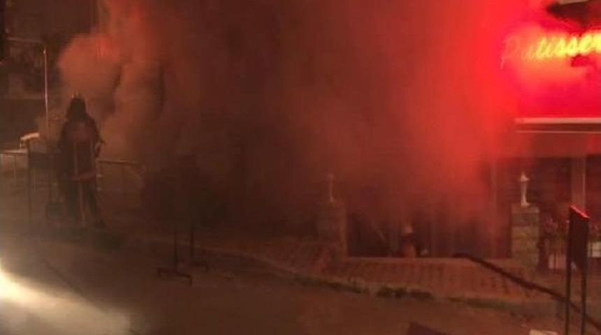 Kadık&ouml;y'de &Ccedil;ıkan Yangın Mahalleliyi Sokağa D&ouml;kt&uuml;