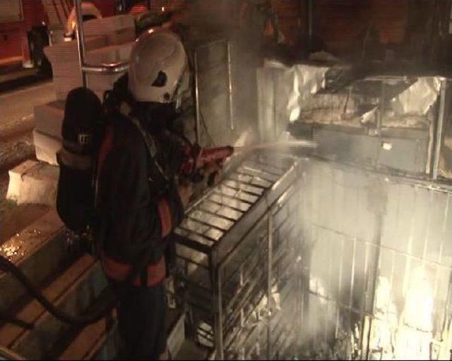 Kadık&ouml;y de &Ccedil;ıkan Yangın Mahalleliyi Sokağa D&ouml;kt&uuml; 3