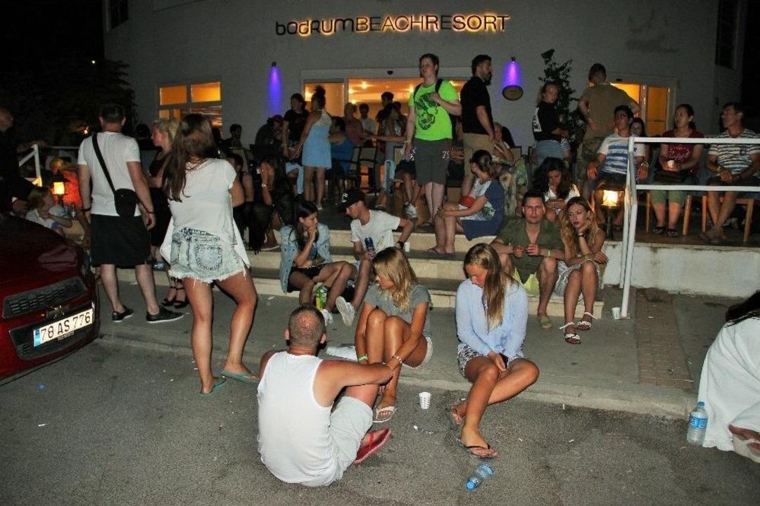 Bodrum&rsquo;da Deniz Suyu &Ccedil;ekildi, Kıyıya Vuran Tekneler Par&ccedil;alandı