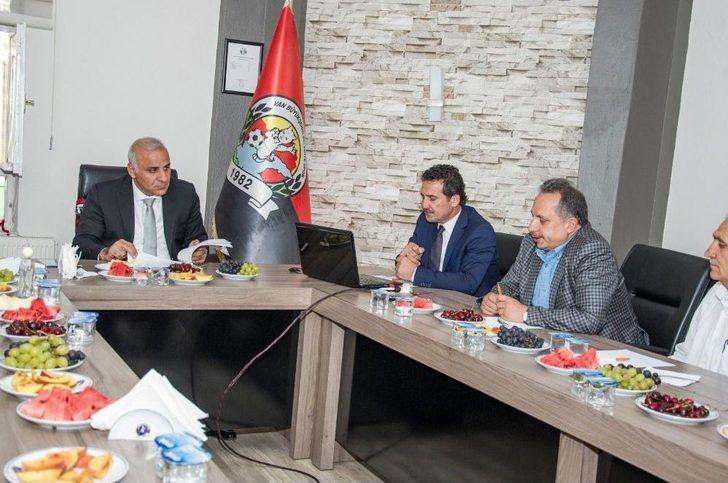 Vali Zorluoğlu’ndan Van Büyükşehir Belediyespor Tesislerine Ziyaret G3