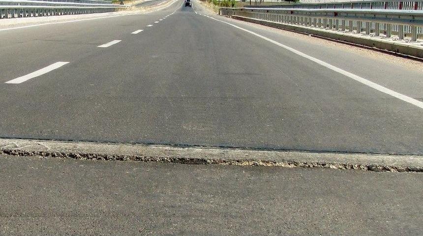 Karasu K&ouml;pr&uuml;s&uuml;ndeki &Ccedil;atlaklar Kazaya Davetiye &Ccedil;ıkarıyor