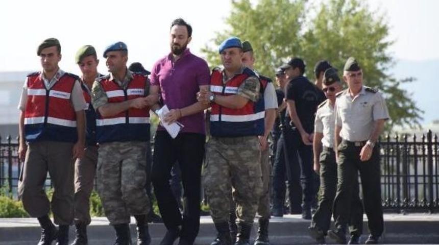 Darbeci Asker, Mahkemeye G&uuml;l&uuml;mseyerek Geldi