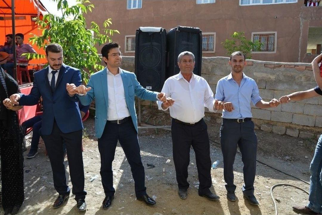 Kaymakam &Ouml;zt&uuml;rk, Gen&ccedil; &Ccedil;iftin D&uuml;ğ&uuml;n&uuml;ne Katılarak Halay &Ccedil;ekti