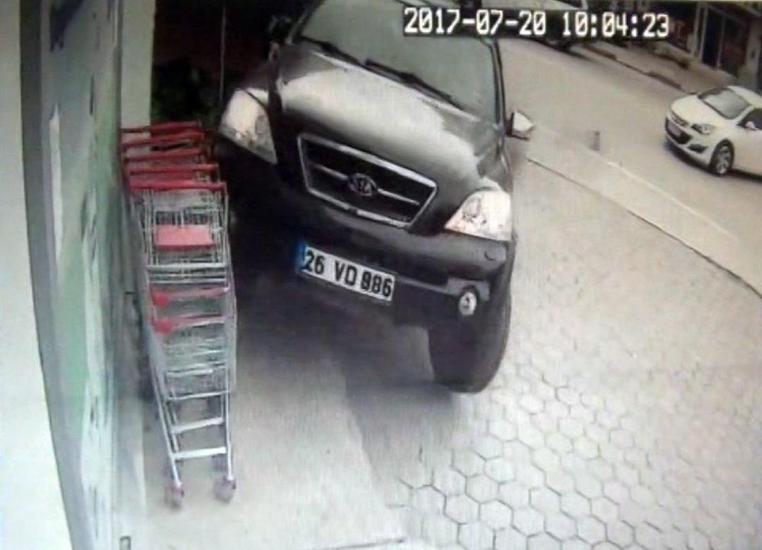 Kontrolden &Ccedil;ıkan Cip Markete Daldı