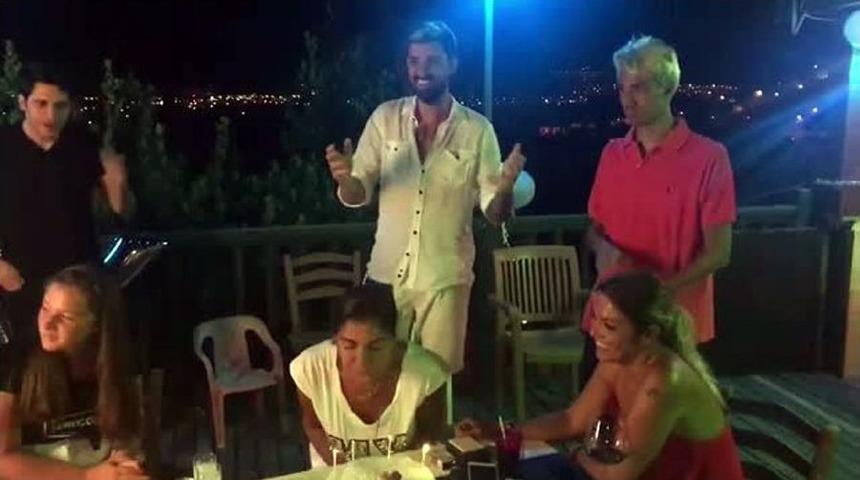 İdo Tatlıses Ve Derya Tuna Depreme Doğum G&uuml;n&uuml; Kutlarken Yakalandı