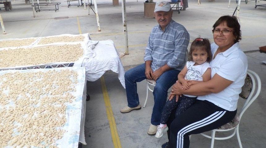 Tarhanacı Dede Ve Nineler Hem Torun Bakıyor Hem Tarhana Bekliyor