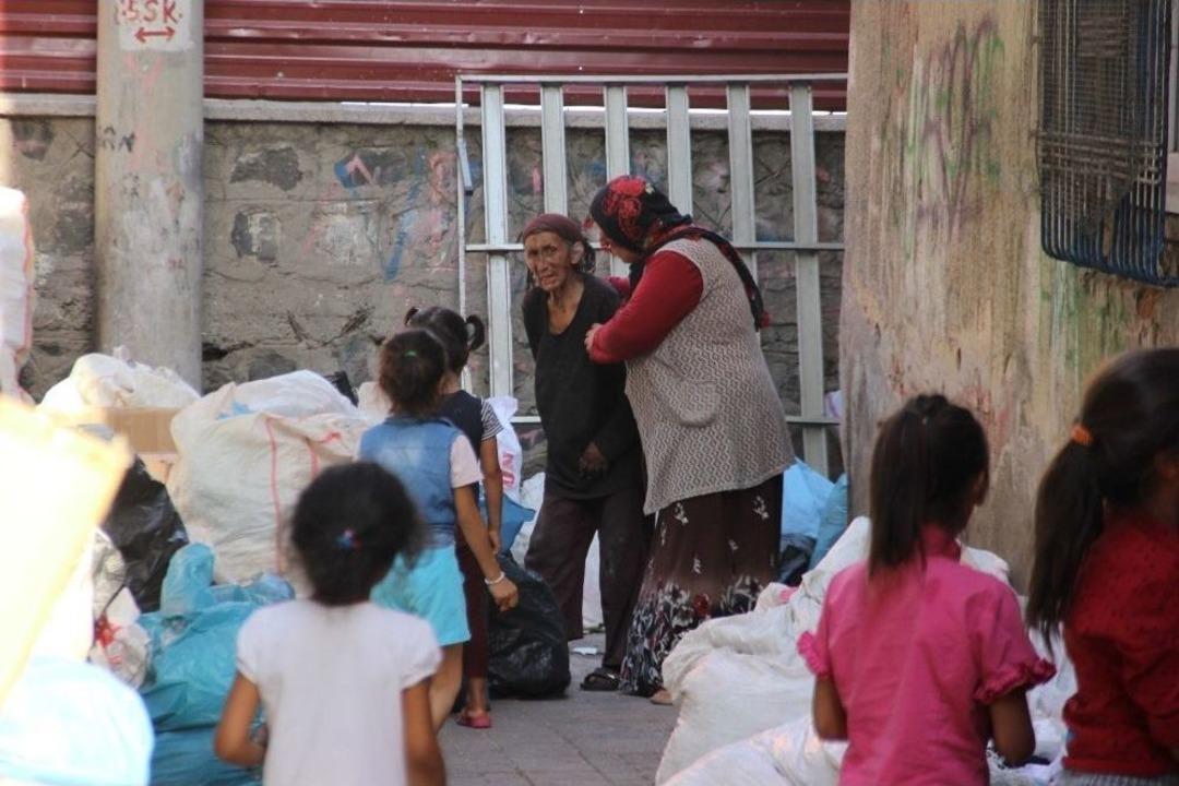 Engelli &Ccedil;ocuklarıyla Sokağa Atıldı