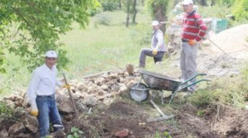 Sel Sularında Zarar G&ouml;ren Mezarlık Duvarı Onarıldı