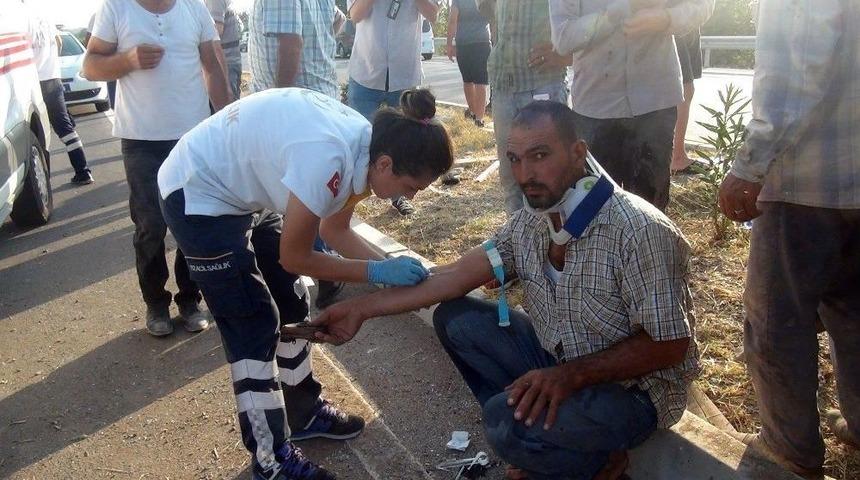 Tekeri Patlayan Kamyonet Bariyerlere &Ccedil;arptı: 3 Yaralı