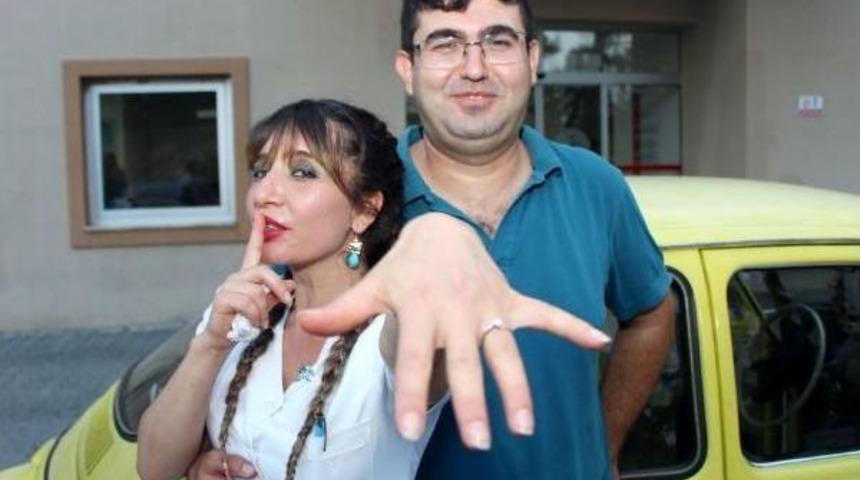 Acil Servis &Ouml;n&uuml;nde S&uuml;rpriz Evlenme Teklifi