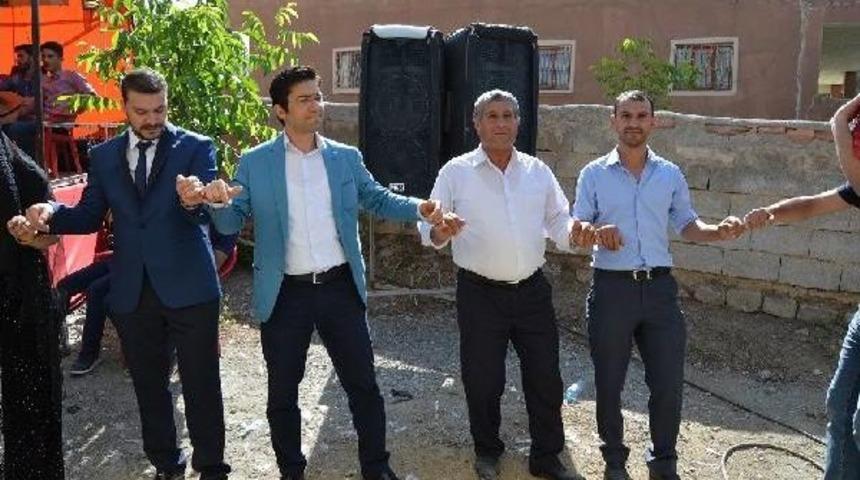 Başkale Kaymakamı Sokak D&uuml;ğ&uuml;n&uuml;nde Halay &Ccedil;ekti