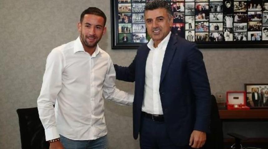 Fenerbah&ccedil;e'de Mauricio Isla 3 Yıllık Imzayı Attı