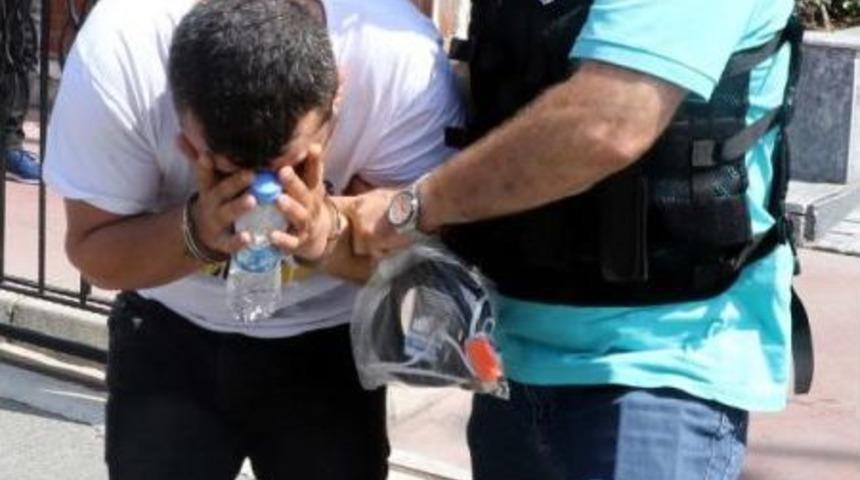 Bonzaiyi 10 Yaşındaki Kızın &Ccedil;amaşırına Sakladı