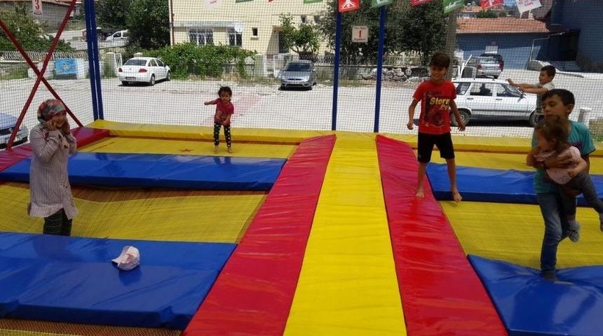 &Ccedil;ocukların Trambolin Keyfi