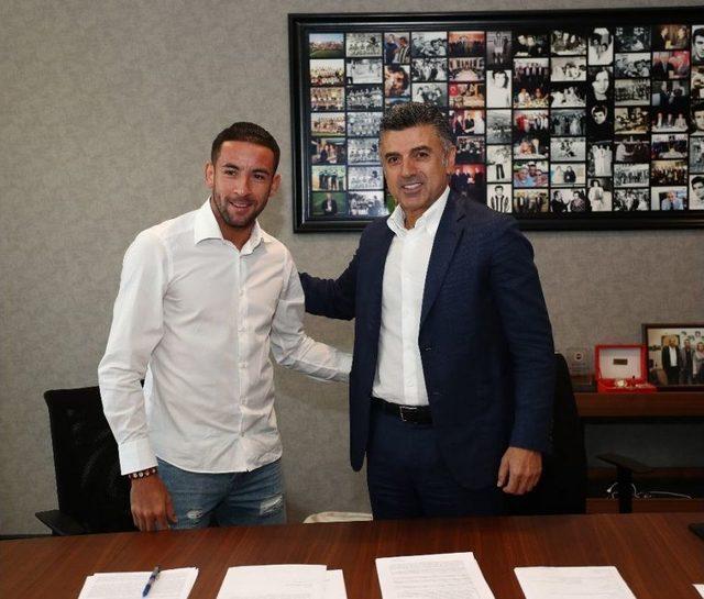 Fenerbahçe Mauricio Isla’ya İmza Attırdı