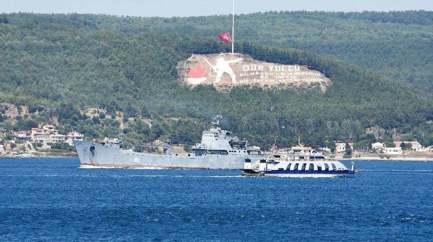 Rus &Ccedil;ıkarma Gemisi Boğazdan Ge&ccedil;ti